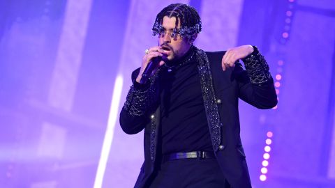Bad Bunny: una fanática logró subir al escenario en Seattle para abrazar al cantante