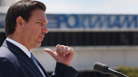 El gobernador Ron DeSantis pide a Biden que impulse la independencia energética de EE.UU.