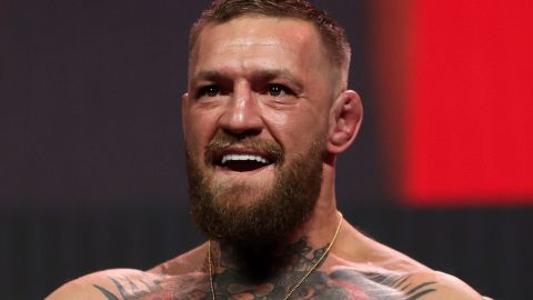 Conor McGregor posa en el pesaje de UFC 264 en julio de 2021.