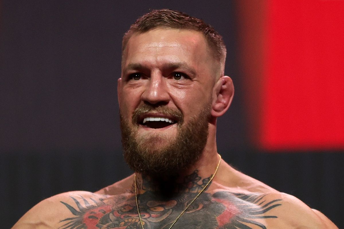 Conor McGregor posa en el pesaje de UFC 264 en julio de 2021.