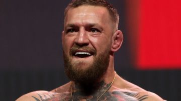Conor McGregor posa en el pesaje de UFC 264 en julio de 2021.