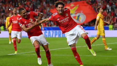 Darwin Nuñez (R) se ha convertido en la estrella del Benfica en la presente temporada.