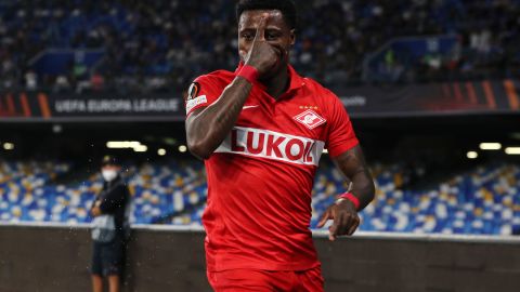 Quincy Promes celebra tras anotar el 1-1 en un encuentro ante Napoli por la UEFA Europa League en 2021.