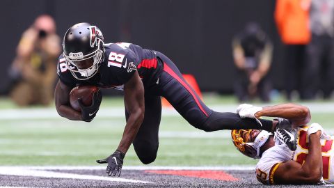 Calvin Ridley (L) realiza una atrapada durante un encuentro entre su equipo y Washington Football Team.