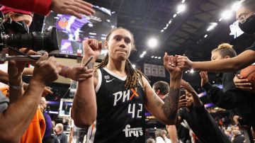 Brittney Griner celebra junto a los fanáticos la victoria en el segundo encuentro de la final de la WNBA en 2021.