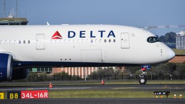 Una mujer afroamericana acusó a Delta Airlines de discriminación.