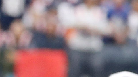 Kyzir White realiza una tacleada a Mac Jones durante un encuentro entre Los Angeles y New England.