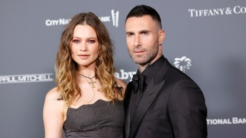 Behati Prinsloo y Adam Levine.