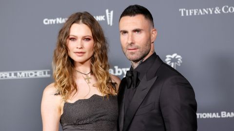 Behati Prinsloo y Adam Levine.