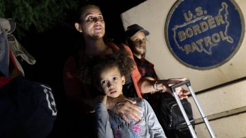 Una familia brasileña arriba a un centro d e detención de la Patrulla Fronteriza en  Arizona.