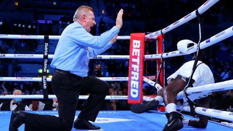 El referí dio por finalizado el combate luego del cabezazo de Taylor.