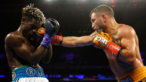 Vasyl Lomachenko (R) conecta un golpe al ghanés Richard Commey (L) el pasado 11 de diciembre de 2021.