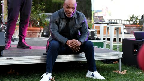 Mike Tyson posa en el Smiles Event organizado por la legendaria cantante Dionne Warwick, en su cumpleaños número 81.