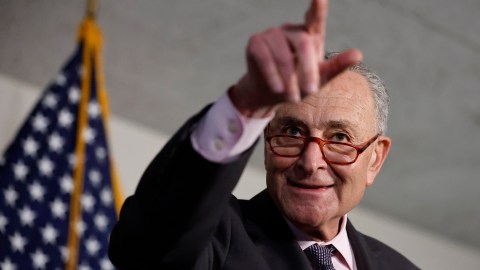 El líder del Senado, Chuck Schumer, apoya reimpulsar una refoma migratoria.