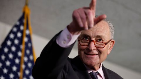 El líder del Senado, Chuck Schumer, apoya reimpulsar una refoma migratoria.