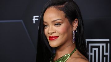 Rihanna causa sensación al llegar sólo en lencería al desfile de Dior en París