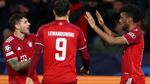 Robert Lewandowski, autor de triplete ante RB Salzburg celebra junto a Lucas Hernández (L) y Kingsley Coman (R).