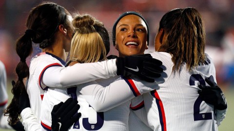 Jugadoras de Estados Unidos celebran el título conseguido.