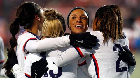 Jugadoras de Estados Unidos celebran el título conseguido.