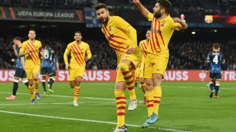 Gerard Piqué (L) celebra al marcar el tercer gol del encuentro ante Napoli por Europa League.