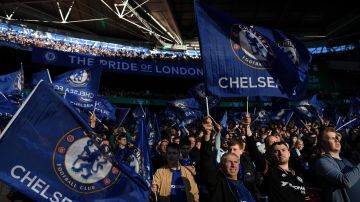Fanáticos del Chelsea disfrutan de la final ante Chelsea por la Carabao Cup del pasado 27 de febrero de 2022.