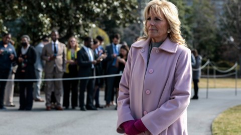 La primera dama Jill Biden fue alertada de una amenaza de bomba en universidad donde imparte clases.