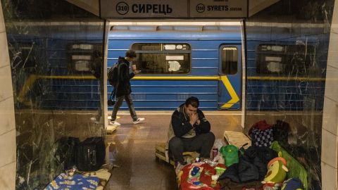 Un ataque aéreo ruso golpeó cerca de la estación de tren del sur de Kiev