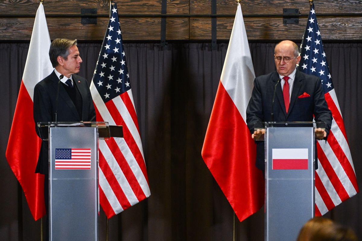 El secretario de Estado, Antony Blinken, y el ministro de Relaciones Exteriores de Polonia, Zbigniew Rau. 