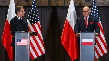 El secretario de Estado, Antony Blinken, y el ministro de Relaciones Exteriores de Polonia, Zbigniew Rau.
