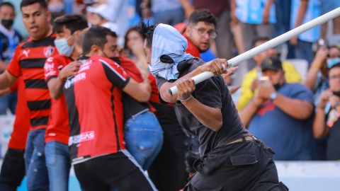 Un fanático del Querétaro agrede con un objeto contundente a un grupo de fanáticos del Atlas.