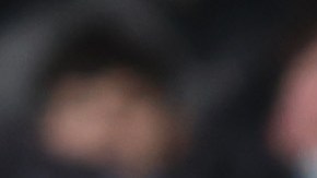 Cucho Hernández (R) celebra tras marcarle un golazo al Arsenal en la jornada 27 de la Premier League.