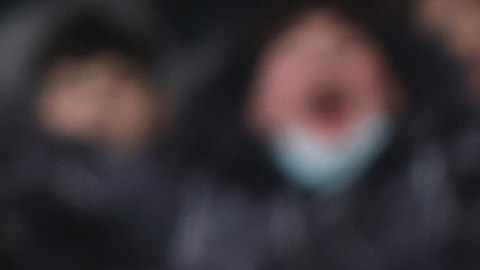 Cucho Hernández (R) celebra tras marcarle un golazo al Arsenal en la jornada 27 de la Premier League.