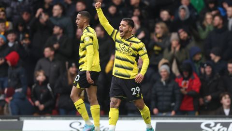 Cucho Hernández (R) celebra tras marcarle un golazo al Arsenal en la jornada 27 de la Premier League.