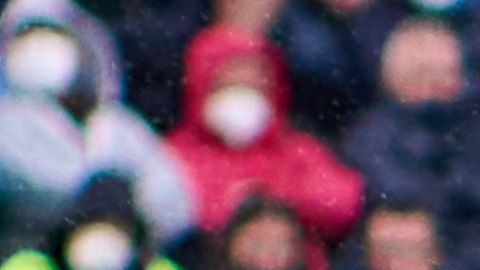 Memphis Depay ejecutando el penal que a la postre le dio la victoria al Barcelona frente al Elche.