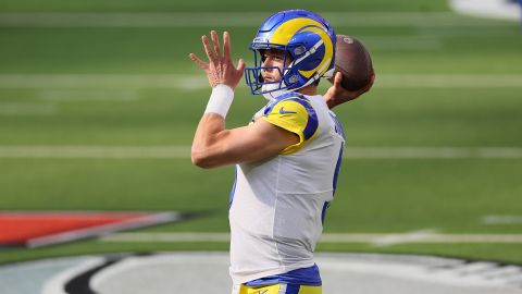 Matthew Stafford realiza un pase durante el Superbowl LVI ante Cincinnati Bengals.