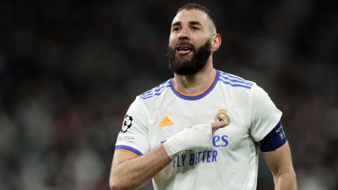 Karim Benzema señala el escudo al celebrar su tercer gol de la noche ante PSG.