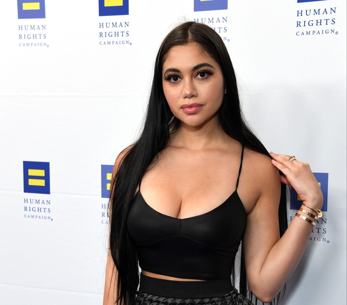 Jailyne Ojeda exhibe sus exuberantes encantos para promocionar su línea