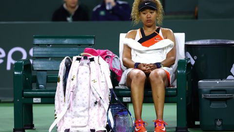 Naomi Osaka llora luego del encuentro donde cayó eliminada en la segunda ronda del torneo Indian Wells.