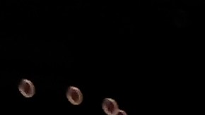 LeBron James asiste para una anotación de los Lakers en el encuentro ante Phoenix Suns.