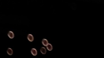 LeBron James asiste para una anotación de los Lakers en el encuentro ante Phoenix Suns.