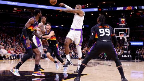 LeBron James asiste para una anotación de los Lakers en el encuentro ante Phoenix Suns.