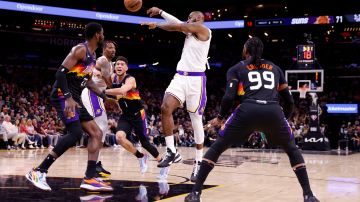 LeBron James asiste para una anotación de los Lakers en el encuentro ante Phoenix Suns.