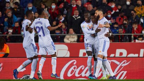 Jugadores del Real Madrid festejan con Vinicius Jr. su primer tanto del partido ante Mallorca.