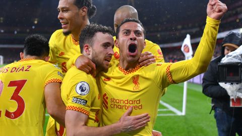 Los jugadores del Liverpool Diogo Jota (L) y Thiago Alcántara (R) celebran el primer tanto del partido.