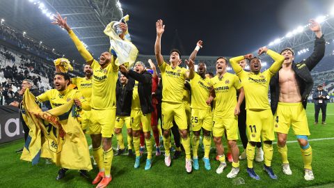 Jugadores del Villarreal celebran su clasificación a cuartos de final de la Champions League al vencer 0-3 a la Juventus.