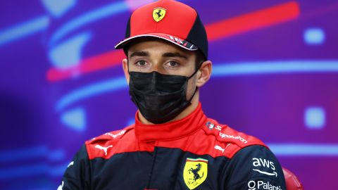 Charles Leclerc luego de alcanzar la 'pole position' del Gran Premio de Bahréin de la Fórmula 1.