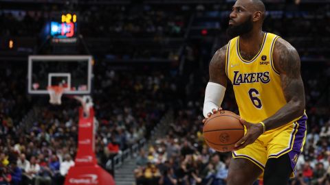 LeBron James antes de tomar el tiro con el que consiguió pasar a Karl Malone en la lista de los máximos anotadores de la historia en la NBA.