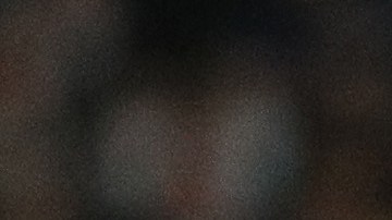 Gerard Piqué (L) le reclama una jugada a Vinicius Jr. (R) en El Clásico de España entre Real Madrid y Barcelona.