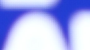 Max Verstappen posa frente a las cámaras con el trofeo tras conquistar el Gran Premio de Arabia Saudita de la Fórmula 1.