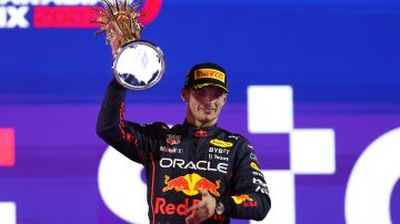 Max Verstappen posa frente a las cámaras con el trofeo tras conquistar el Gran Premio de Arabia Saudita de la Fórmula 1.